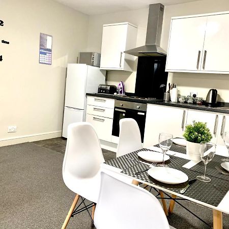 Free, Large Car Park Apartment Wakefield Exterior photo