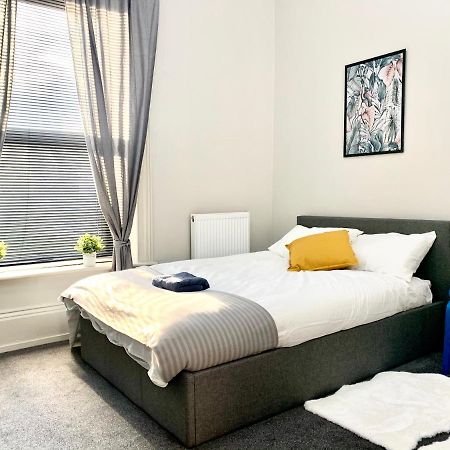 Free, Large Car Park Apartment Wakefield Exterior photo